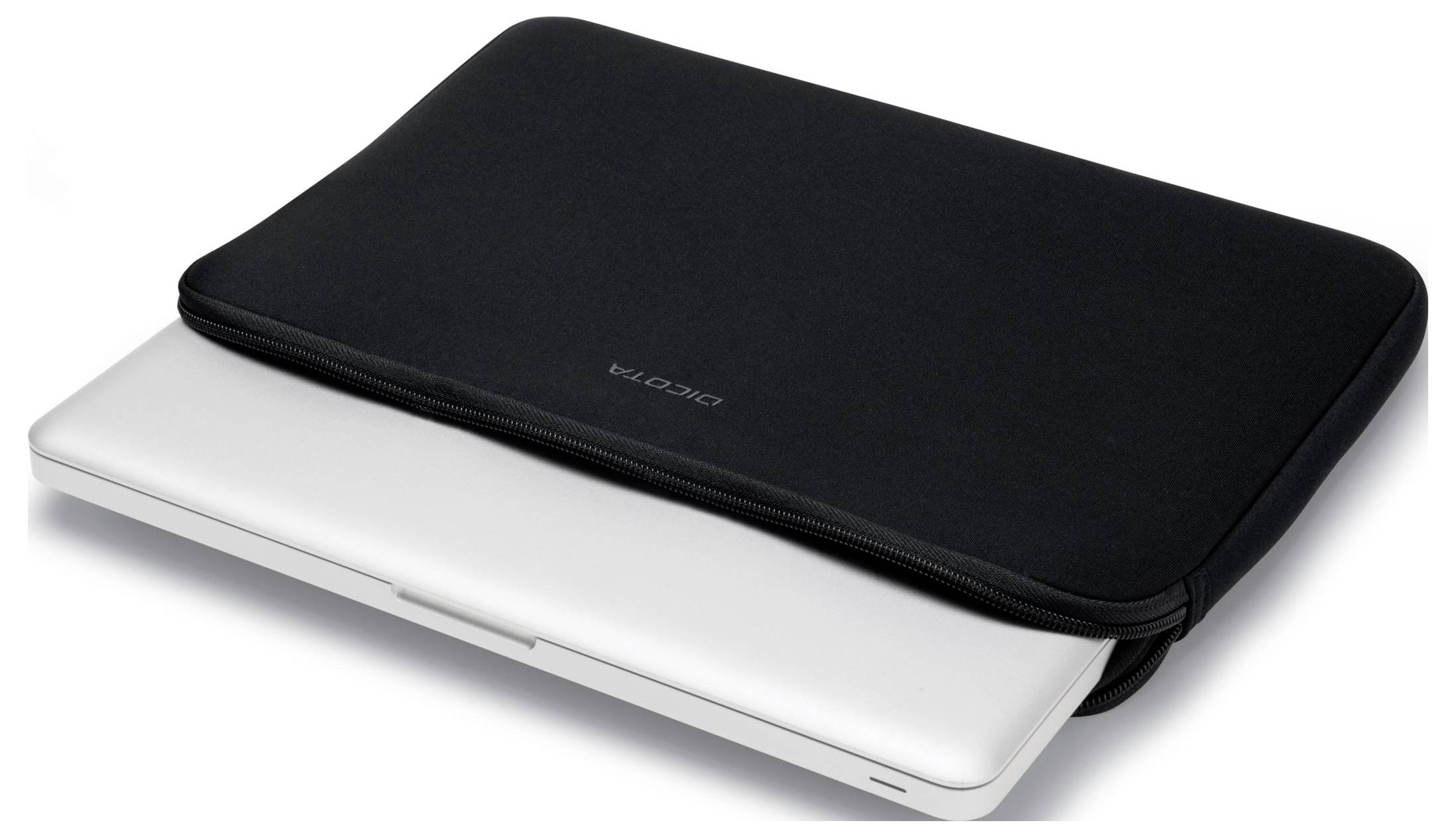 Een zilveren laptop, gedeeltelijk in een zwarte beschermhoes, ligt op een oppervlak.