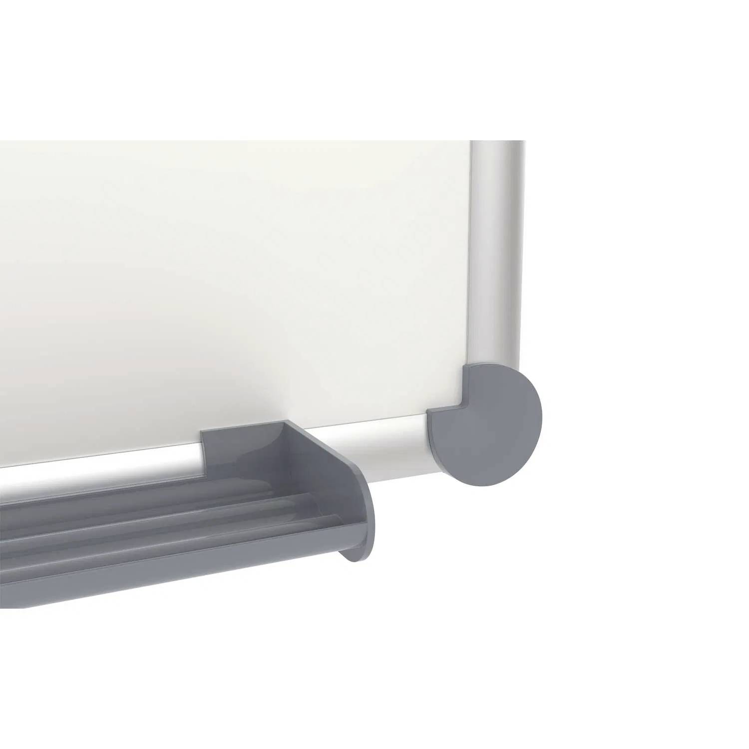 Een deel van een whiteboard met een grijze penhouder en een afgeronde hoek.