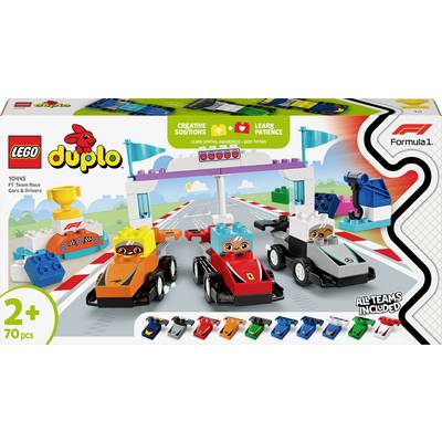 LEGO Duplo Set 'F1 Team Racewagens & Coureurs' vanaf 2 jaar, 70 onderdelen. Drie racewagens met coureurs aan de startlijn, winnaarstrofee zichtbaar.
