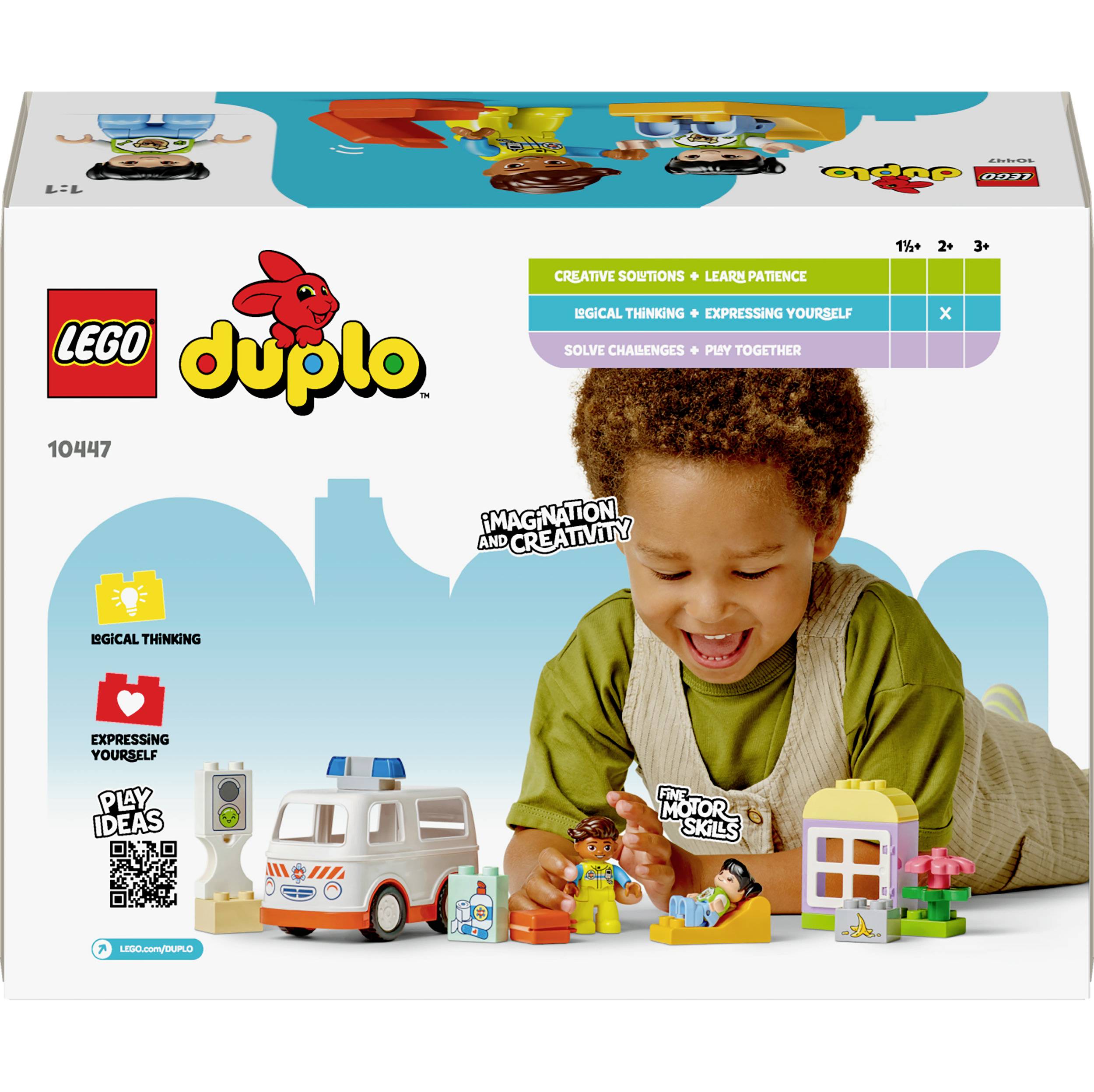 Een kind speelt met LEGO DUPLO stenen. Een ambulance, huis en symbolische kaarten zijn zichtbaar. Stimuleert creativiteit en probleemoplossend vermogen.