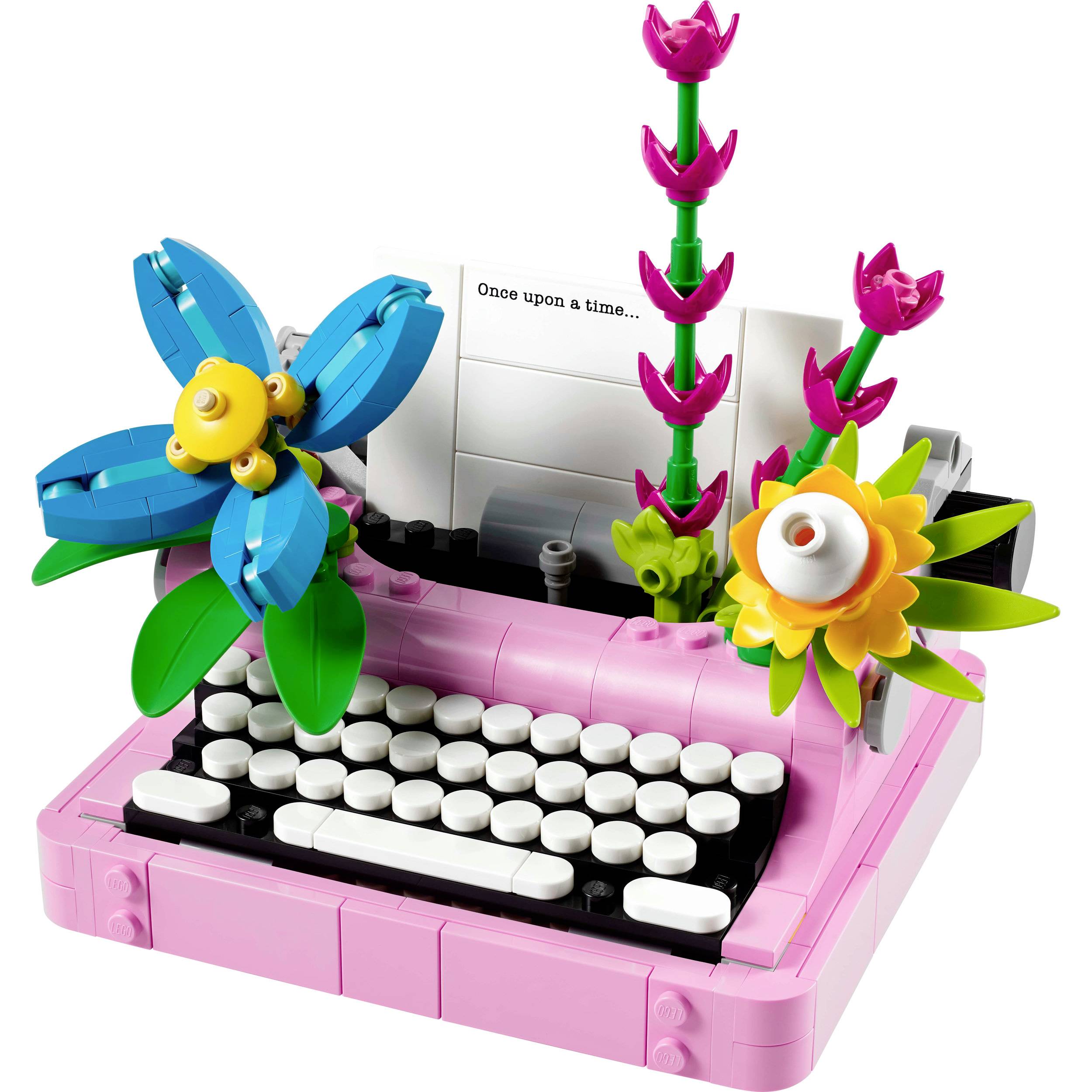 Speelgoed-typemachine van LEGO in roze met witte toetsen, kleurrijke bloemen en een vel papier met 'Er was eens...' op de achtergrond.