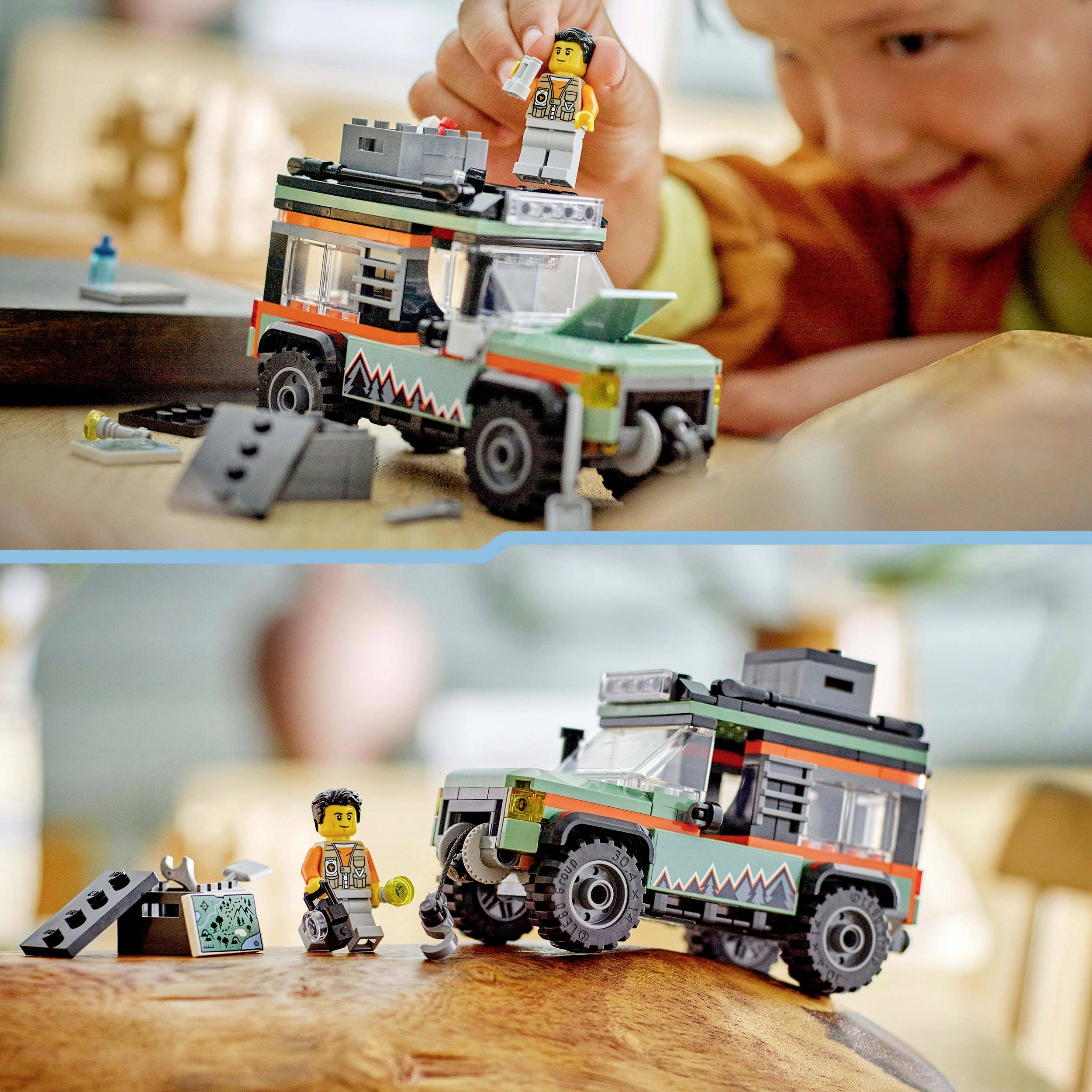 Een kind speelt met een terreinwagen speelgoedset op een tafel. De set bestaat uit een voertuig en een poppetje.