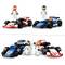 Twee LEGO-racewagens met bestuurders in het rood en blauw. De bestuurders dragen bijpassende helmen. De wagens staan naast elkaar op een wit oppervlak.