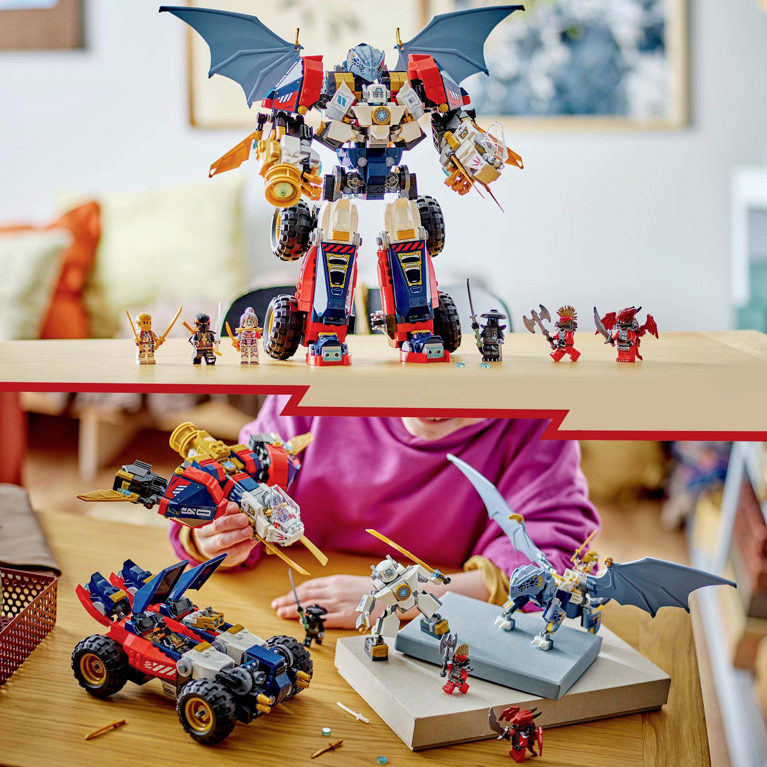 Een kind speelt met transformator-speelgoed op een tafel. Op de achtergrond zijn meer figuren en een groot transformator-model te zien.