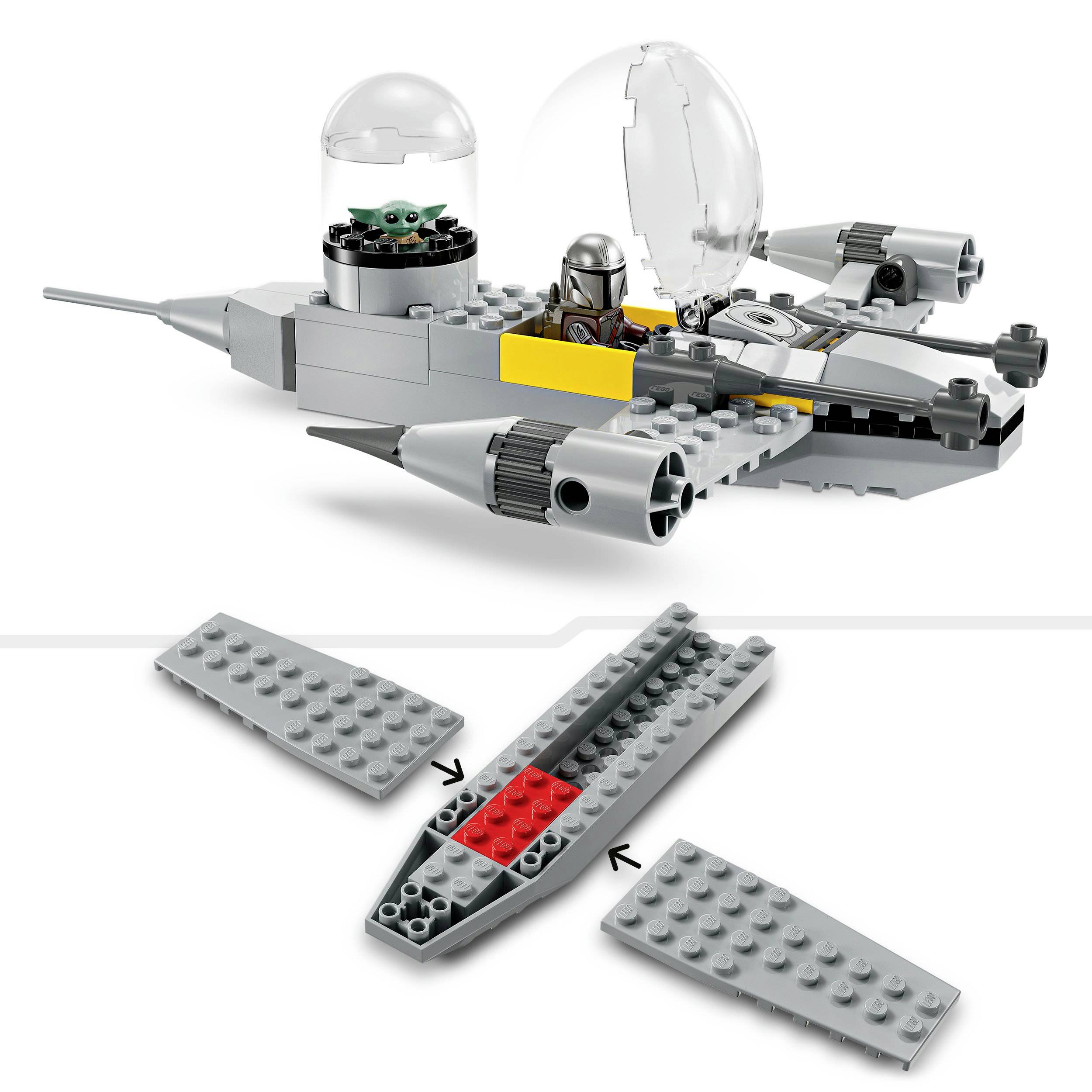 Lego-ruimteschip in aanbouw, toont twee vleugeldelen die worden bevestigd aan een model met een minifiguur in de cockpit.