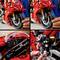Close-up van een rode LEGO Technic motorfiets. Links boven: Voorwiel met schijfrem. Rechts boven: Hand houdt voorwiel vast. Links onder: Dashboard met digitale weergave. Rechts onder: Motorgedeelte wordt gebouwd.