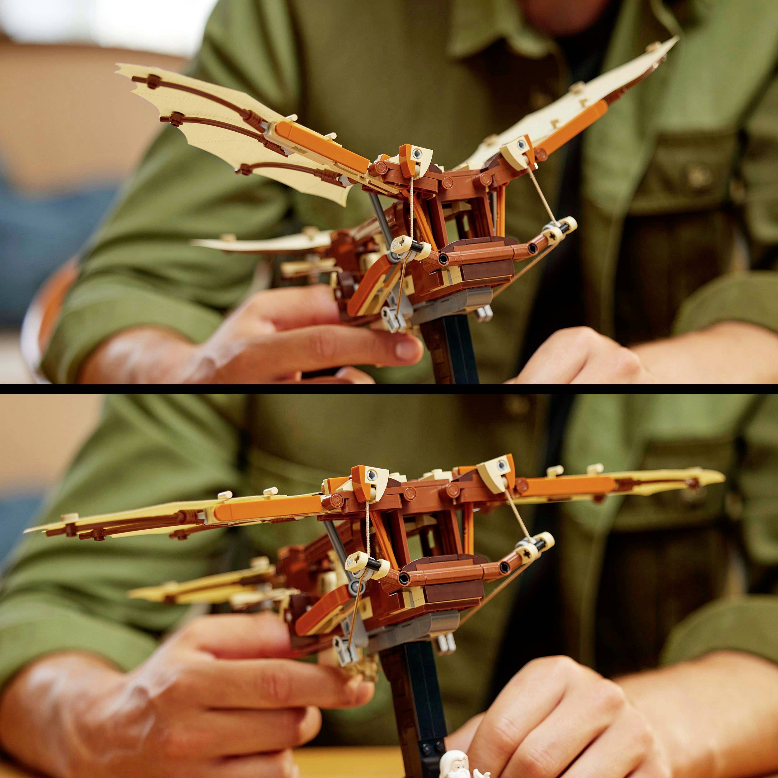 Een persoon houdt een miniatuurmodel van een vliegtuig gemaakt van legoblokjes; het model toont gedetailleerde vleugels en motoren.