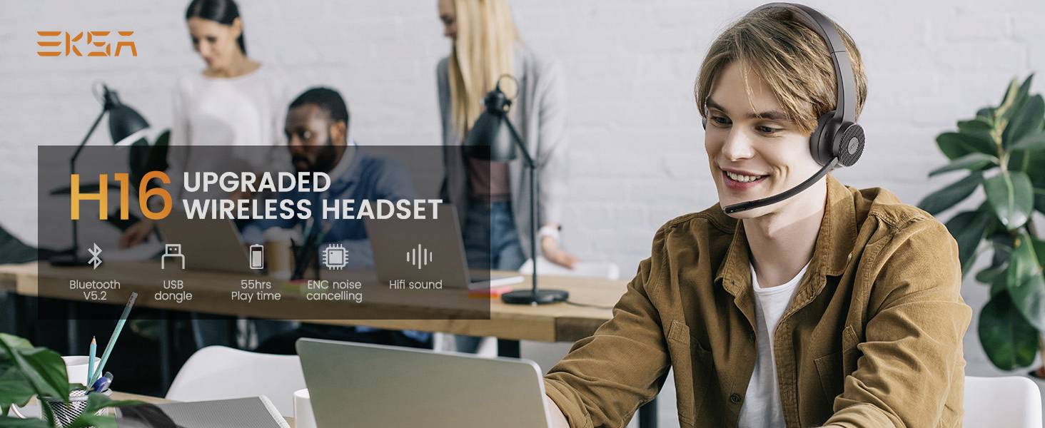 Een persoon met headset werkt op de laptop. Tekst in beeld: 'H16 Upgraded Wireless Headset'. Functies: Bluetooth, USB-dongle, accu, ruisonderdrukking. Op de achtergrond personen aan tafel.