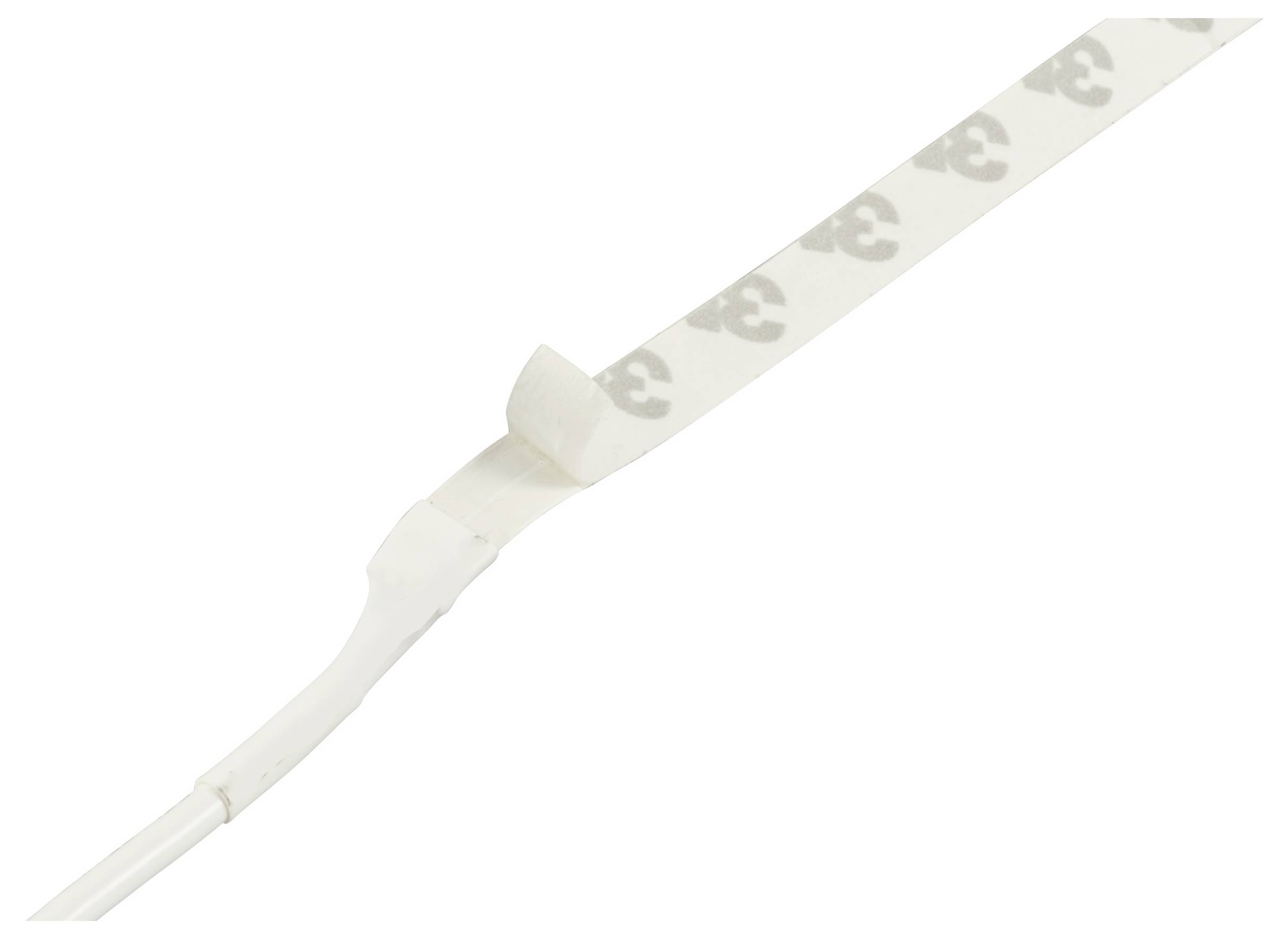 Wit kabel met een verwijderbare plakstrip, gedeeltelijk losgemaakt van het kabel, tegen een witte achtergrond.