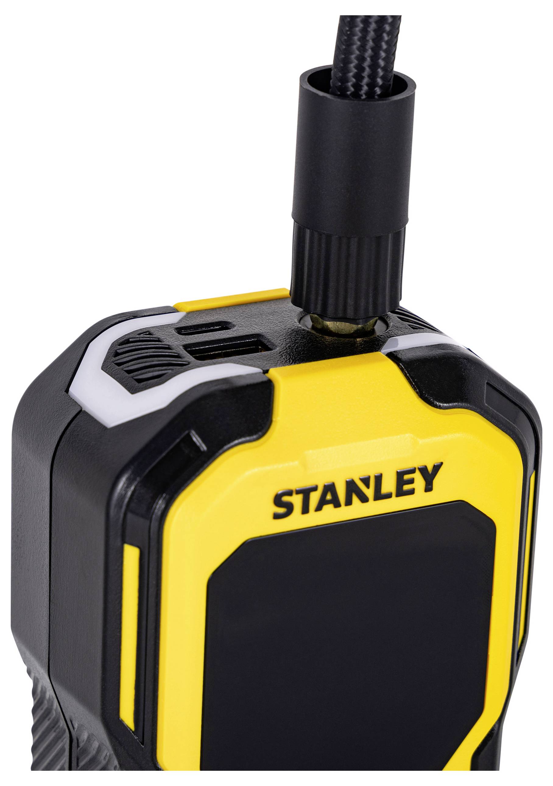 Een geel en zwart draagbaar apparaat, mogelijk een gereedschap of oplader, met een logo en een kabel die bovenaan is aangesloten.