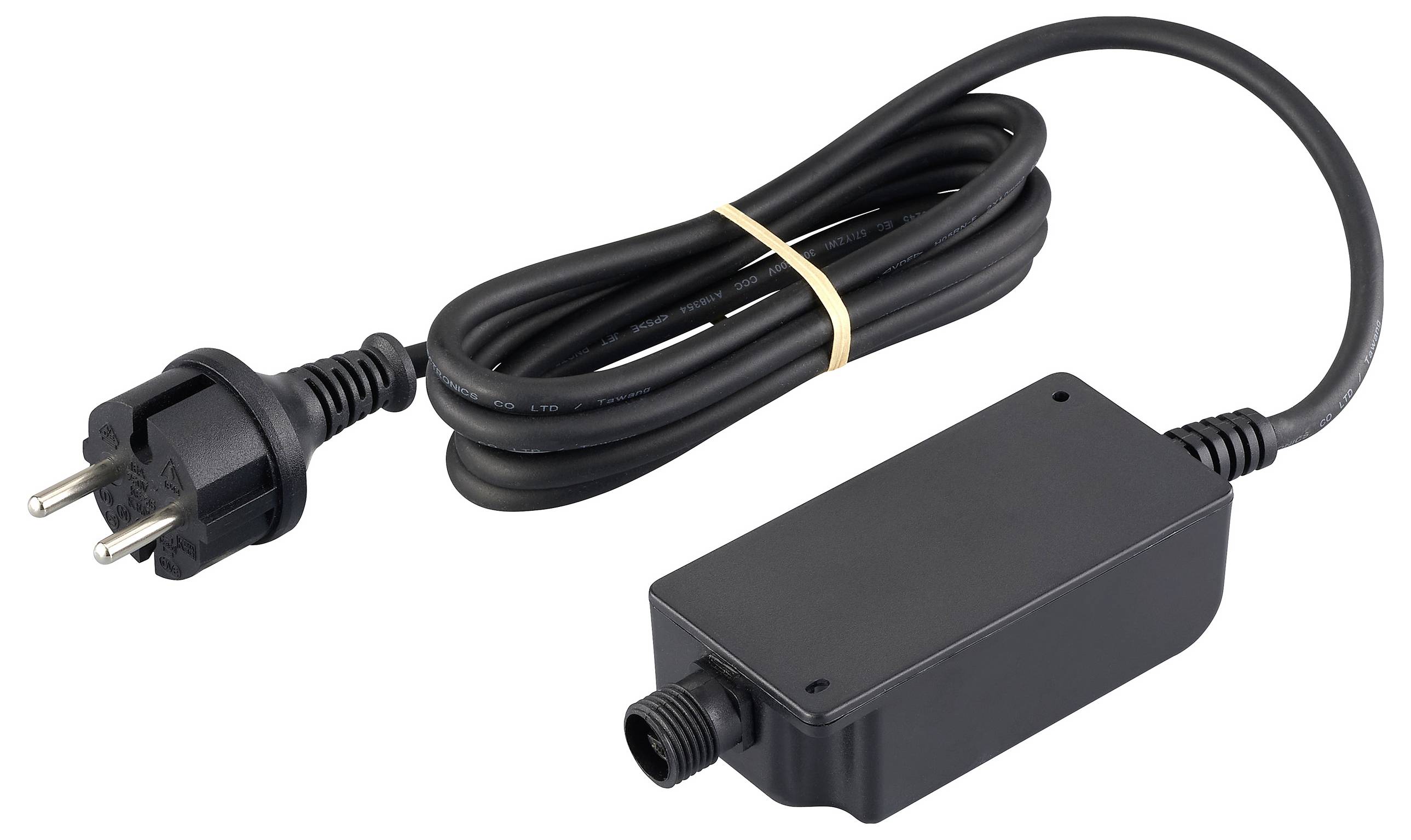 Een zwarte stroomadapter met een Europese stekker en een gerolde kabel, ontworpen voor elektronische apparaten, afgebeeld tegen een neutrale achtergrond.