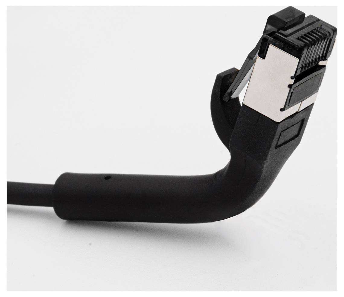Close-up van een zwart, gehoekt Ethernet-kabel met een RJ45-connector.