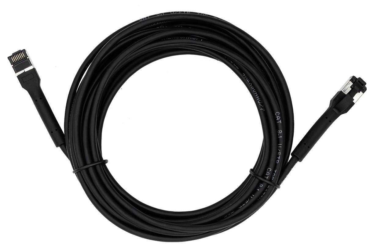 Zwart Ethernet-kabel met twee RJ45-connectoren, opgerold. Geschikt voor netwerken en internetverbindingen.