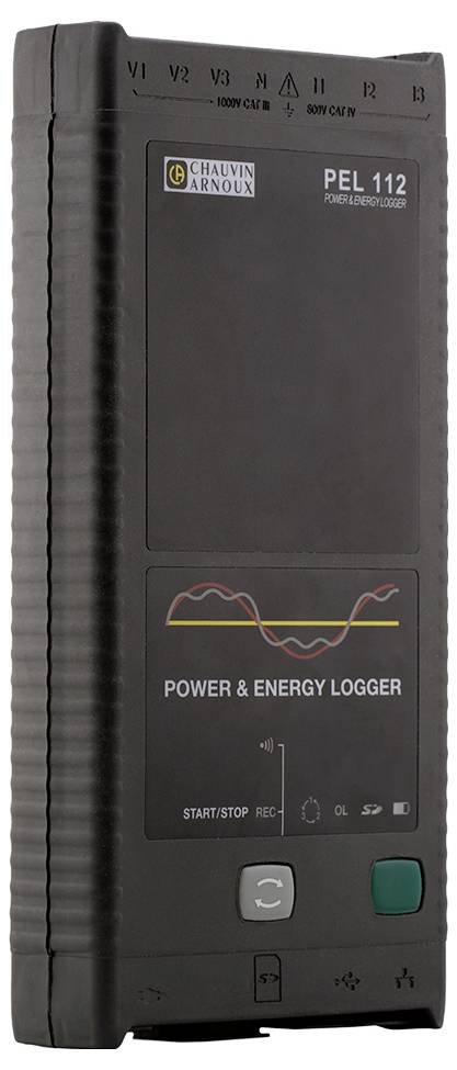 Een zwarte 'Power & Energy Logger' van Chauvin Arnoux, model PEL 112, staat rechtop. Het apparaat toont een grafische weergave en verschillende bedieningselementen.