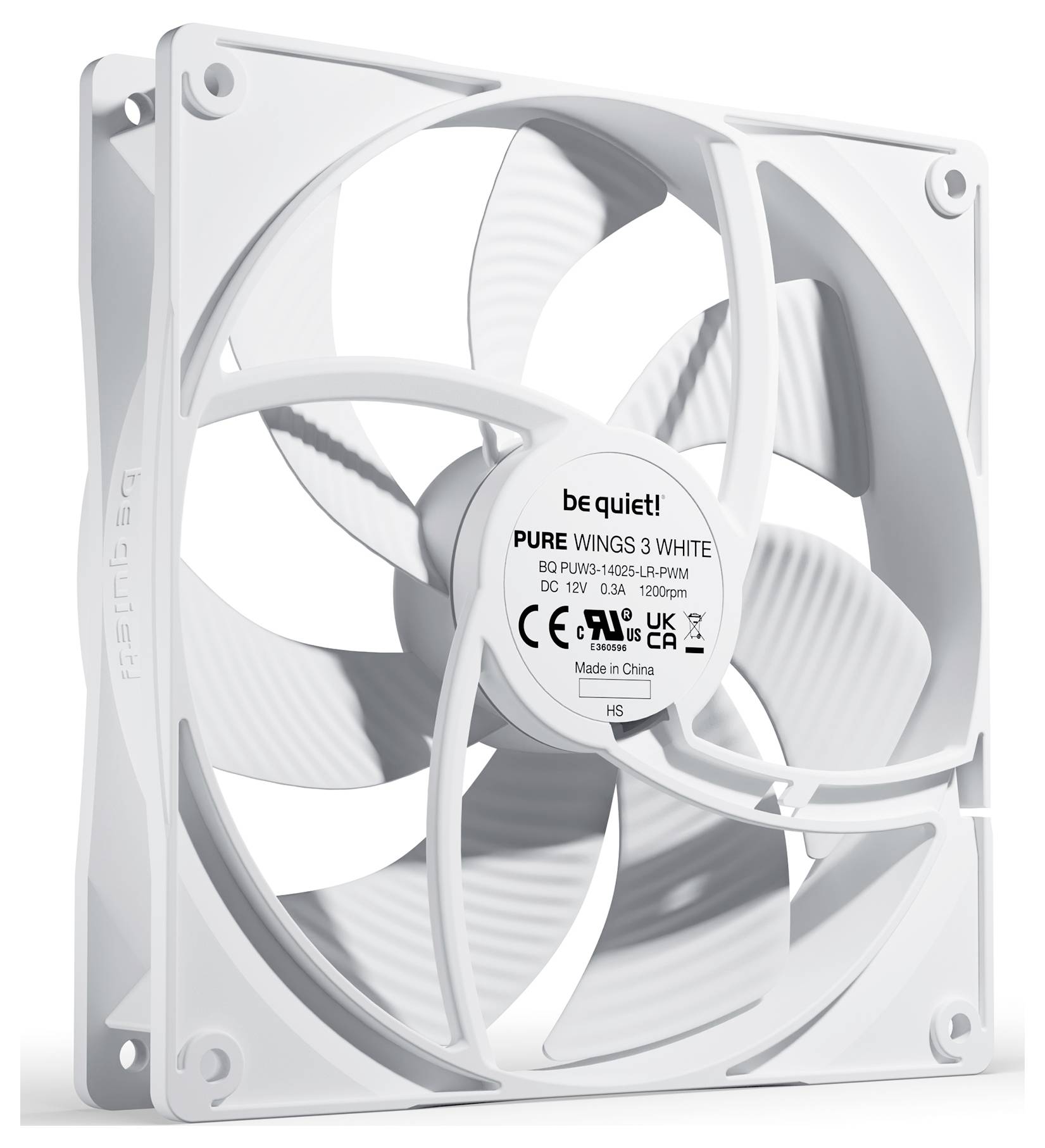 Een witte computerfan van 'be quiet!' met afgeronde randen en technische specificaties gedrukt op de naaf.