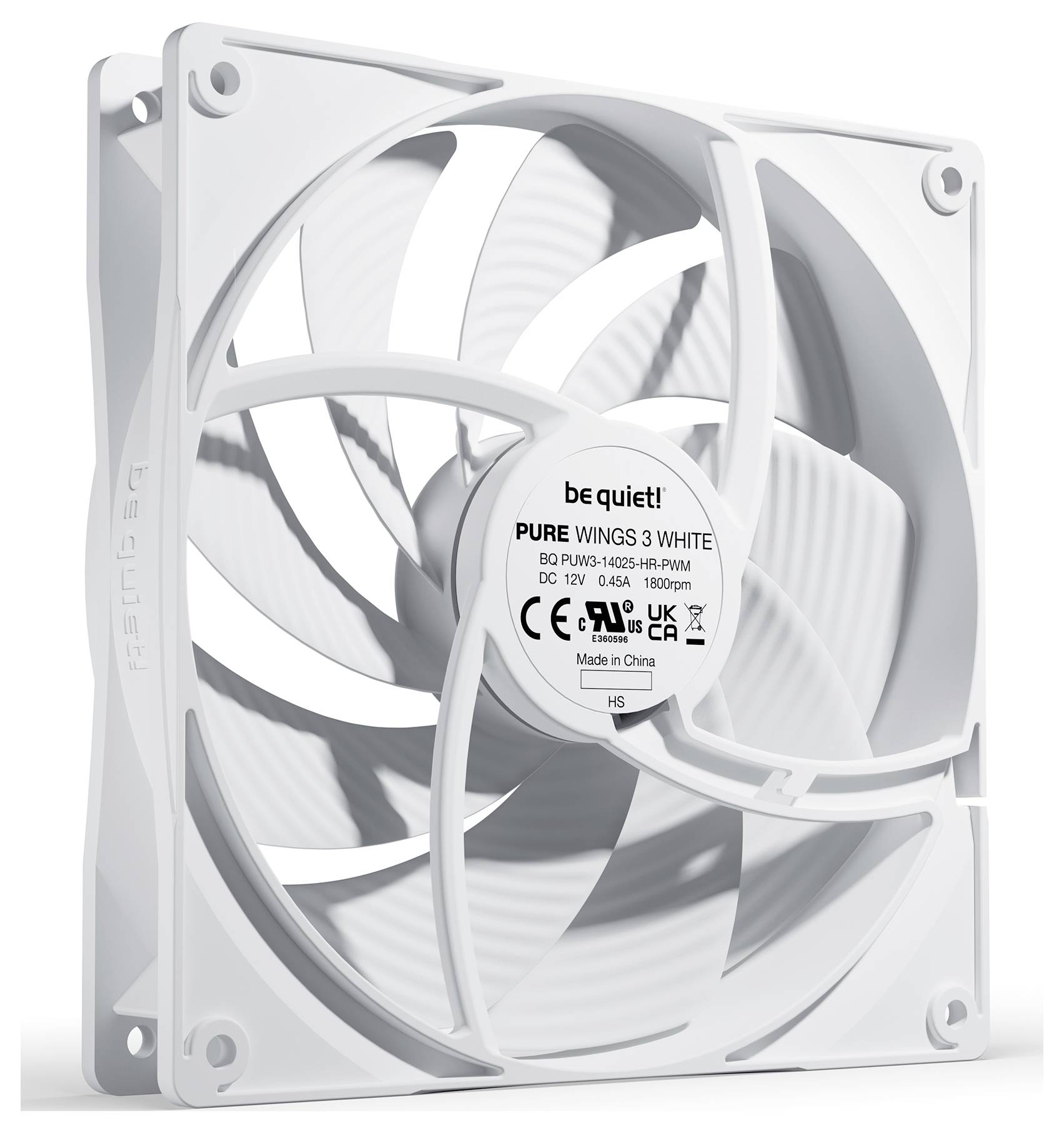 Een witte computerventilator met de opdruk 'be quiet! PURE WINGS 3 WHITE'. De ventilator heeft negen bladen en is ontworpen voor 1600 RPM.