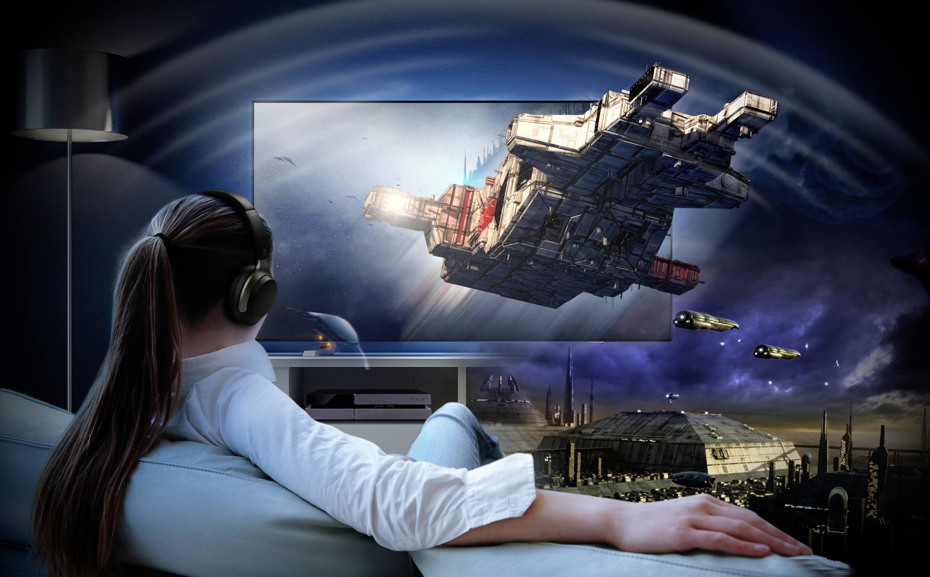 Persoon op de bank bekijkt een film met ruimteschepen op een groot scherm, draagt hoofdtelefoons, futuristische scène met ruimte en planeten.