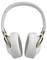 Witte over-ear koptelefoon met gesloten oorschelpen en gewatteerde hoofdband, vooraanzicht.
