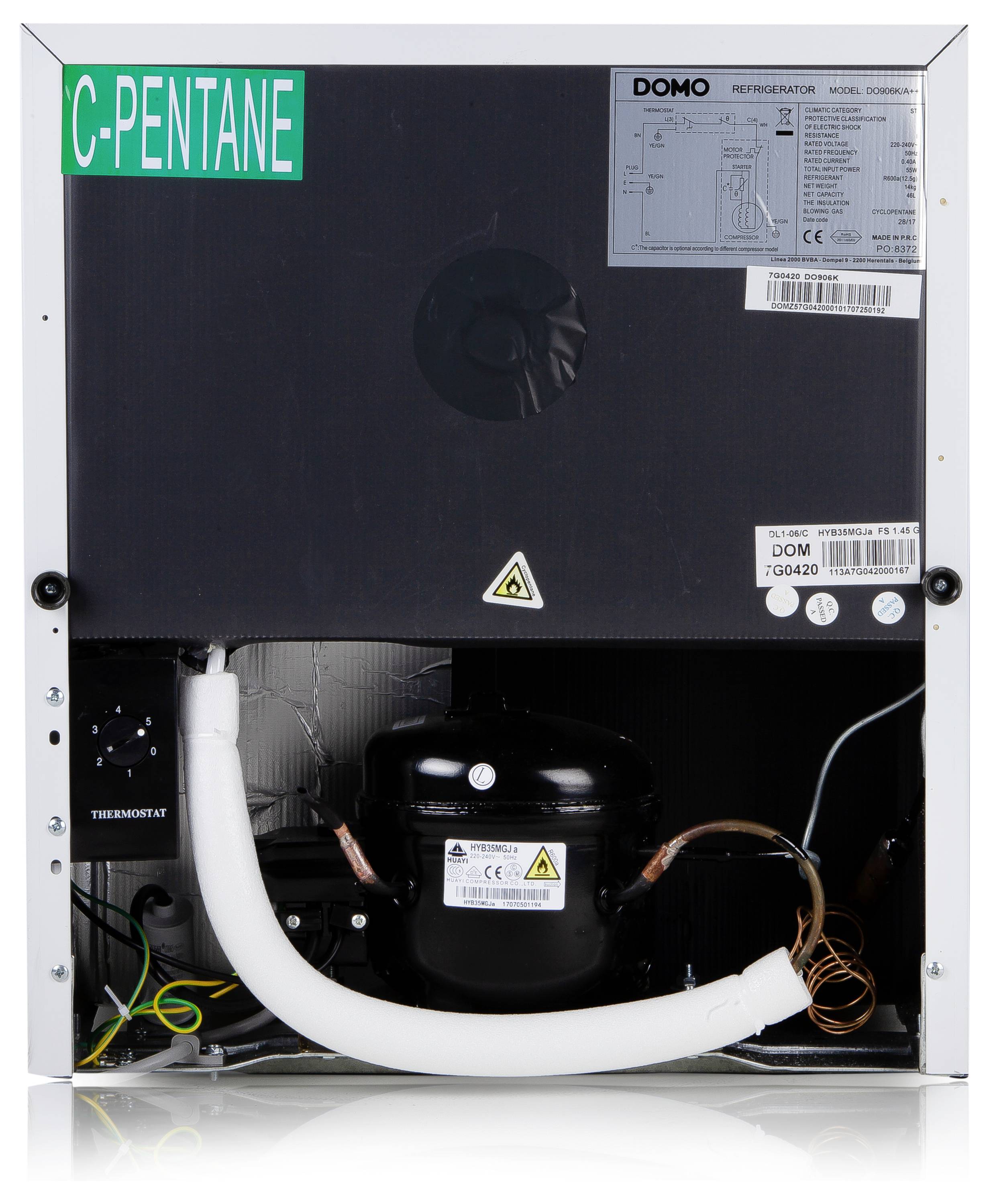 Achteraanzicht van een koelkast, toont de compressor, kabels en de aanduiding 'C-Pentaan'.