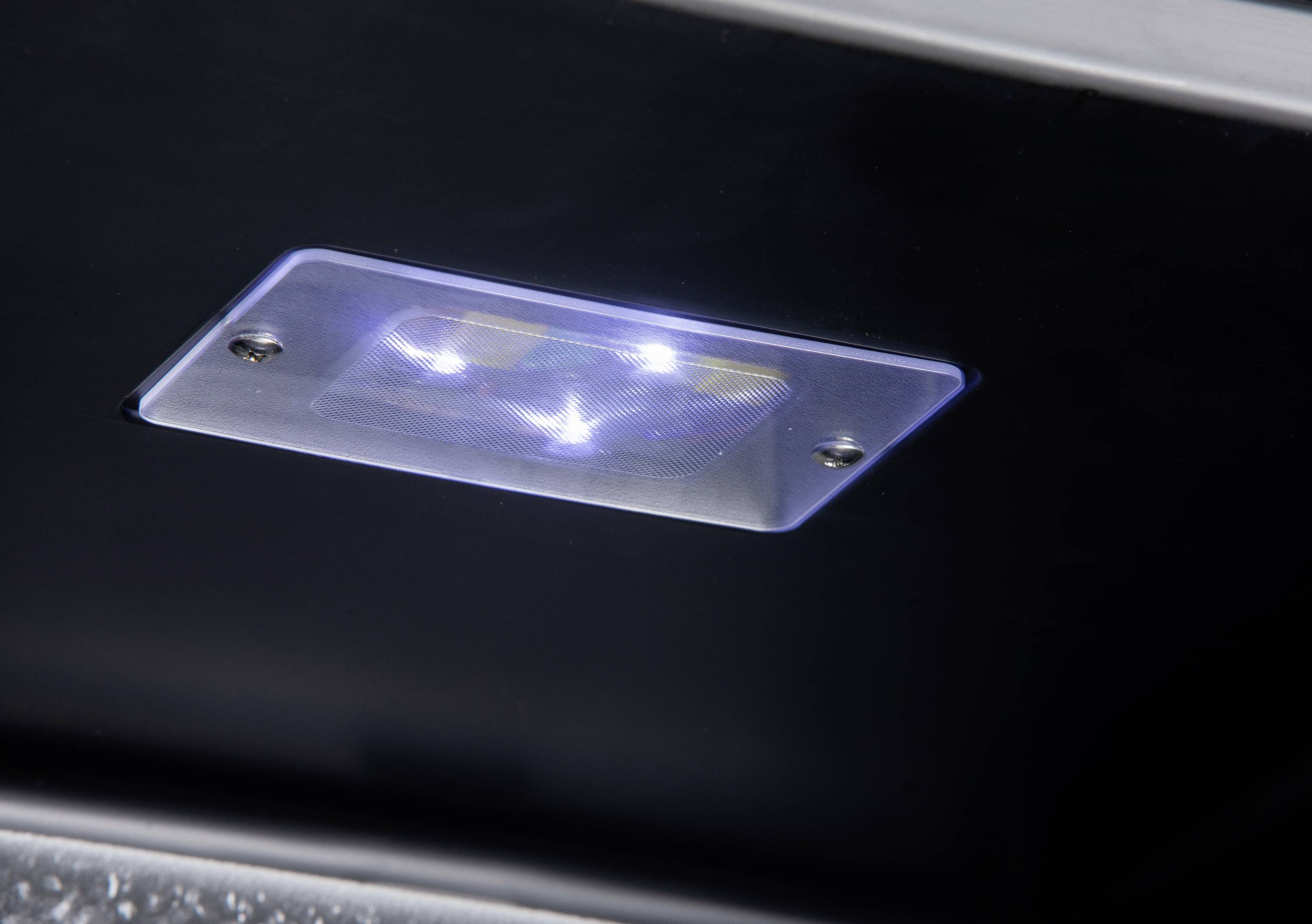 Close-up van een fel LED-licht, gemonteerd in een zwarte fitting.