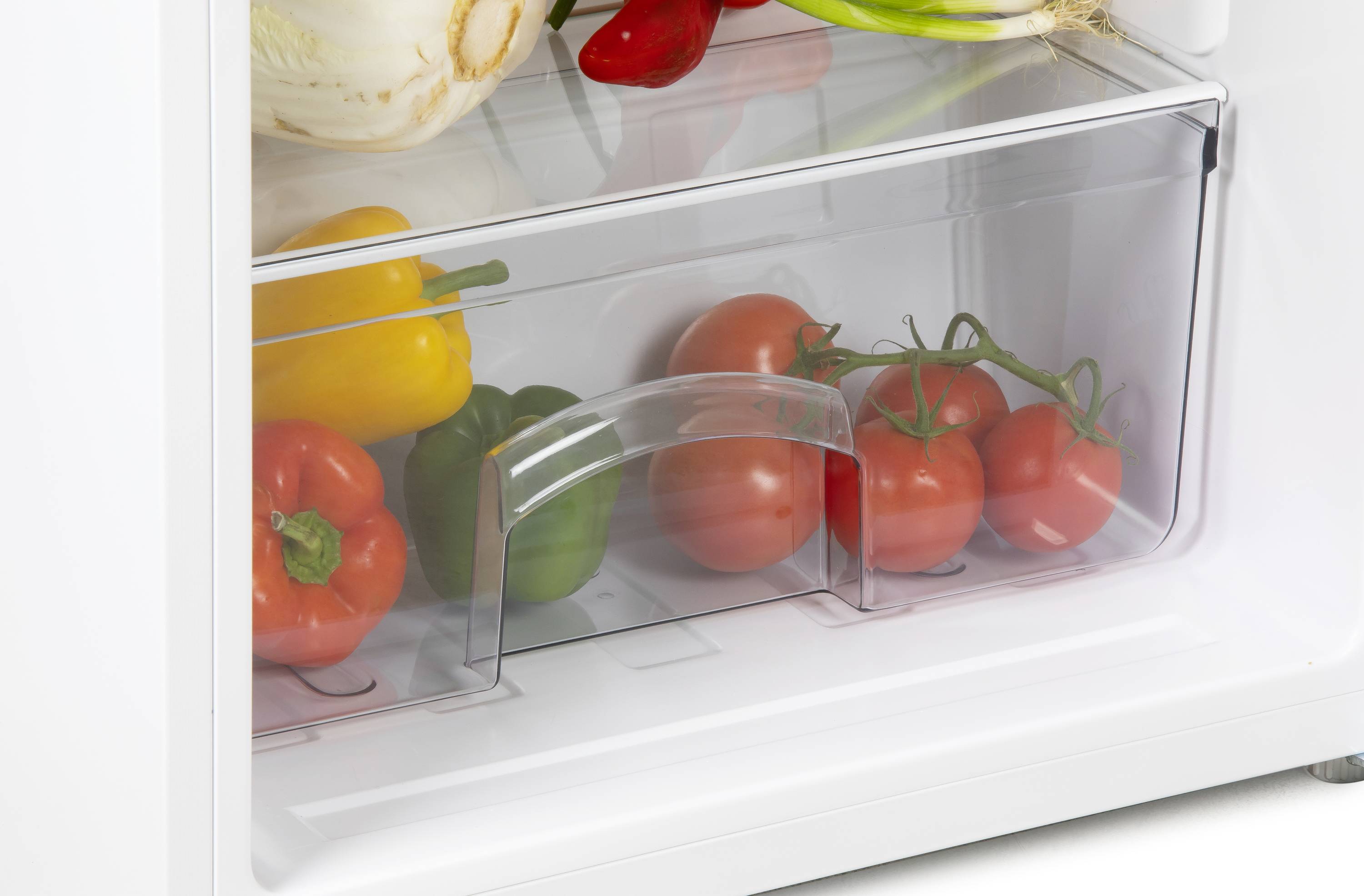 Een open koelkast toont een lade met rode tomaten, een gele paprika en een groene paprika.
