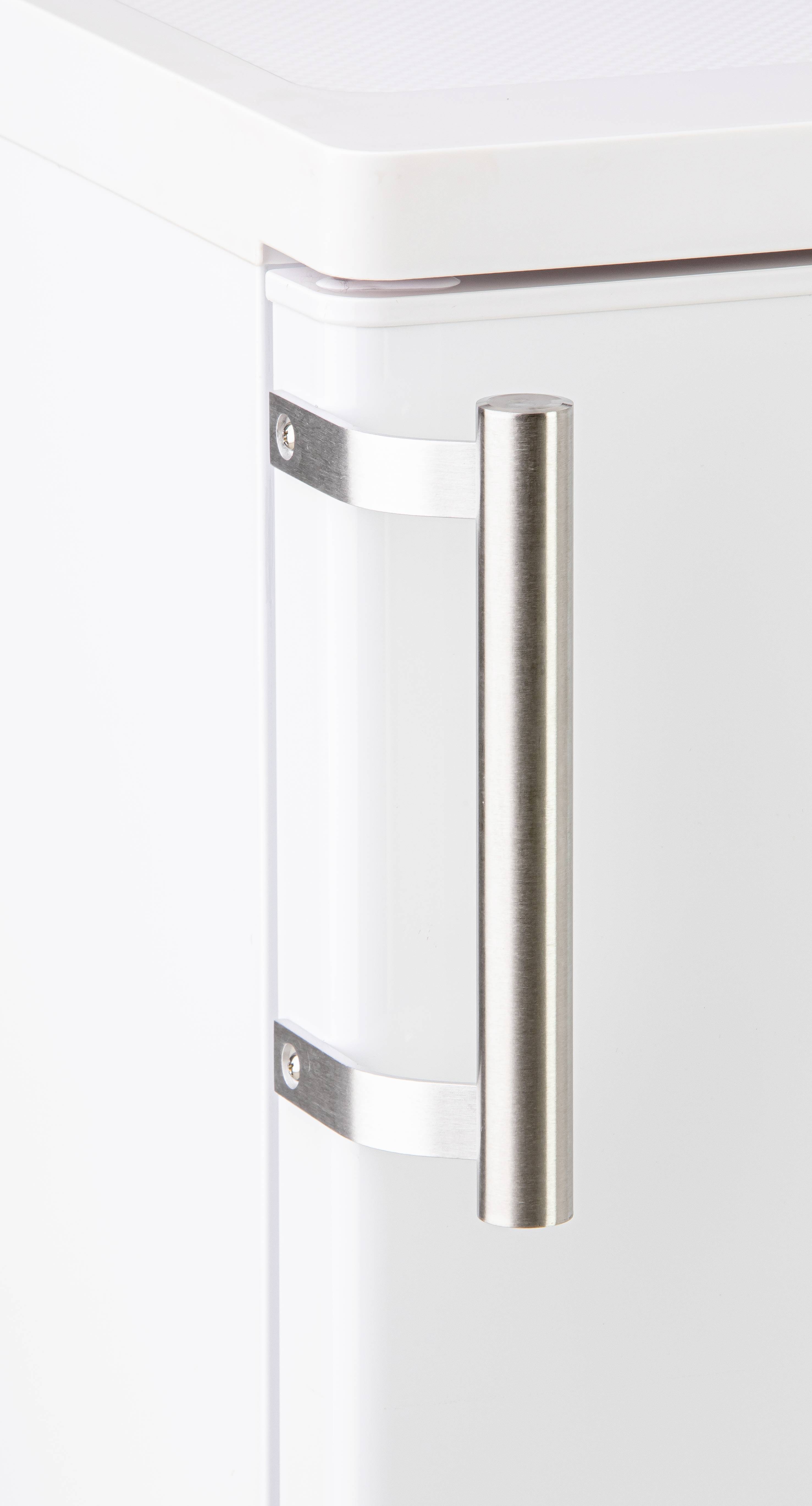 Een witte kast met een verticaal, zilverkleurig handvat aan de rechterkant. Ideaal voor een moderne keuken of badkamer.