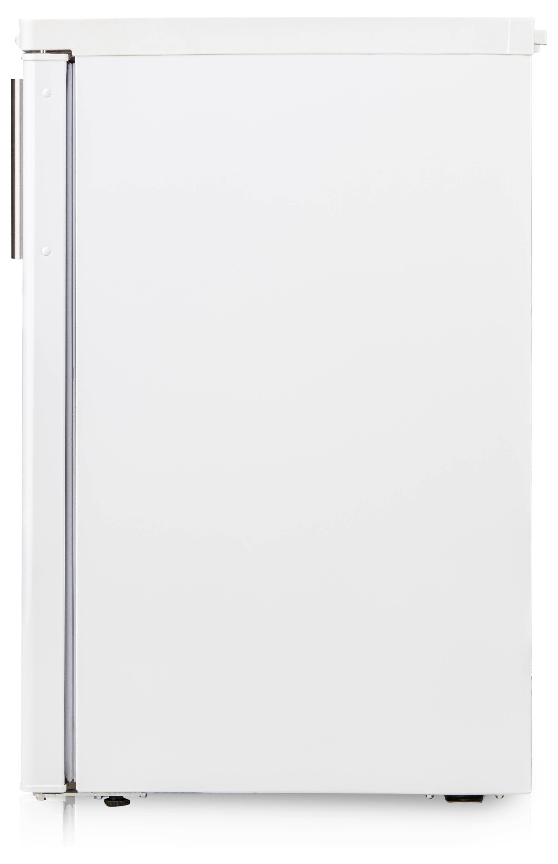 Een witte koelkast van opzij, gesloten. Minimalistisch ontwerp met een metalen handgreep links.