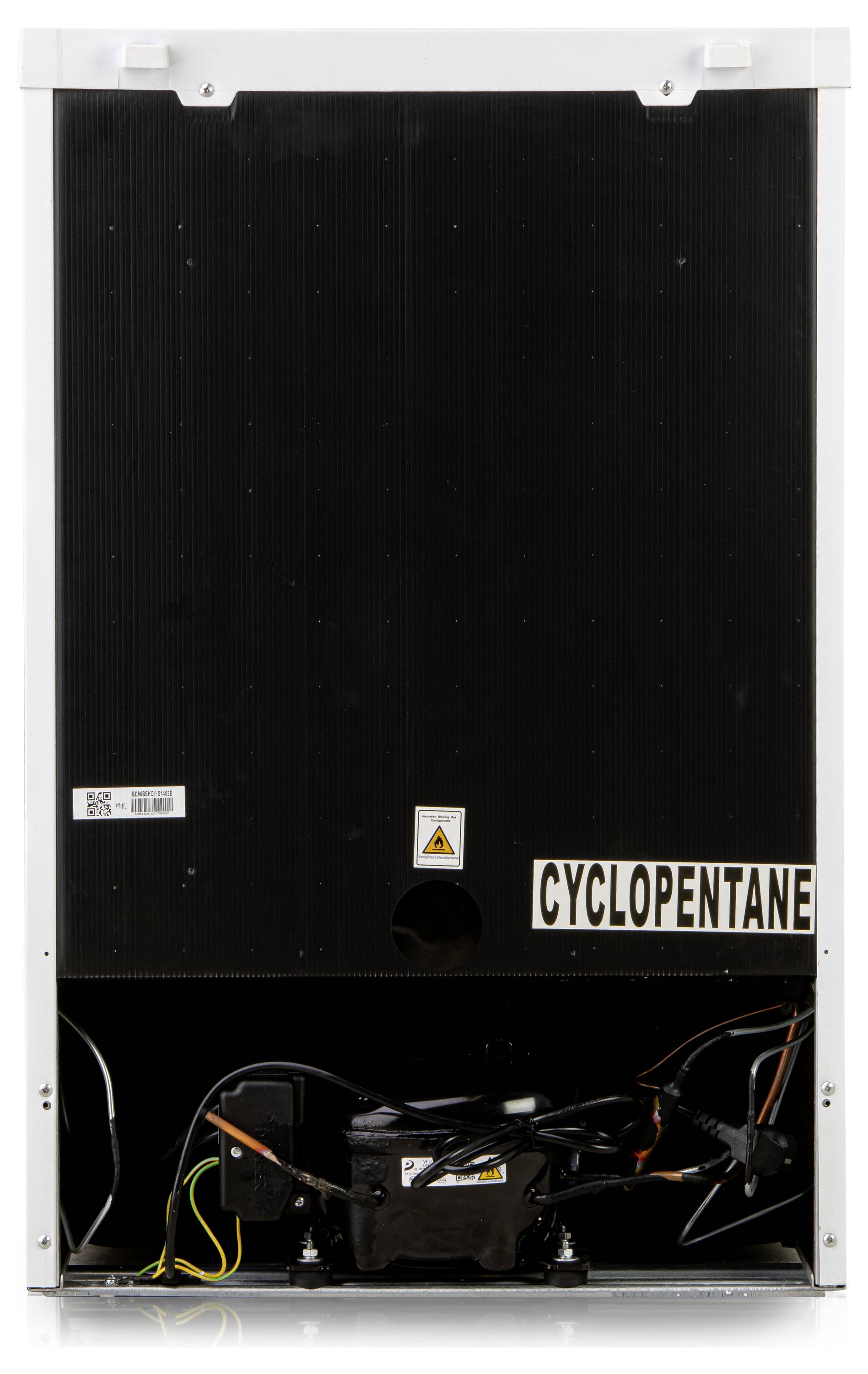 Achterkant van een huishoudelijk apparaat, waarbij de koelcompressor en slangen zichtbaar zijn. De tekst 'Cyclopentaan' waarschuwt voor het gebruikte isolatiemateriaal.