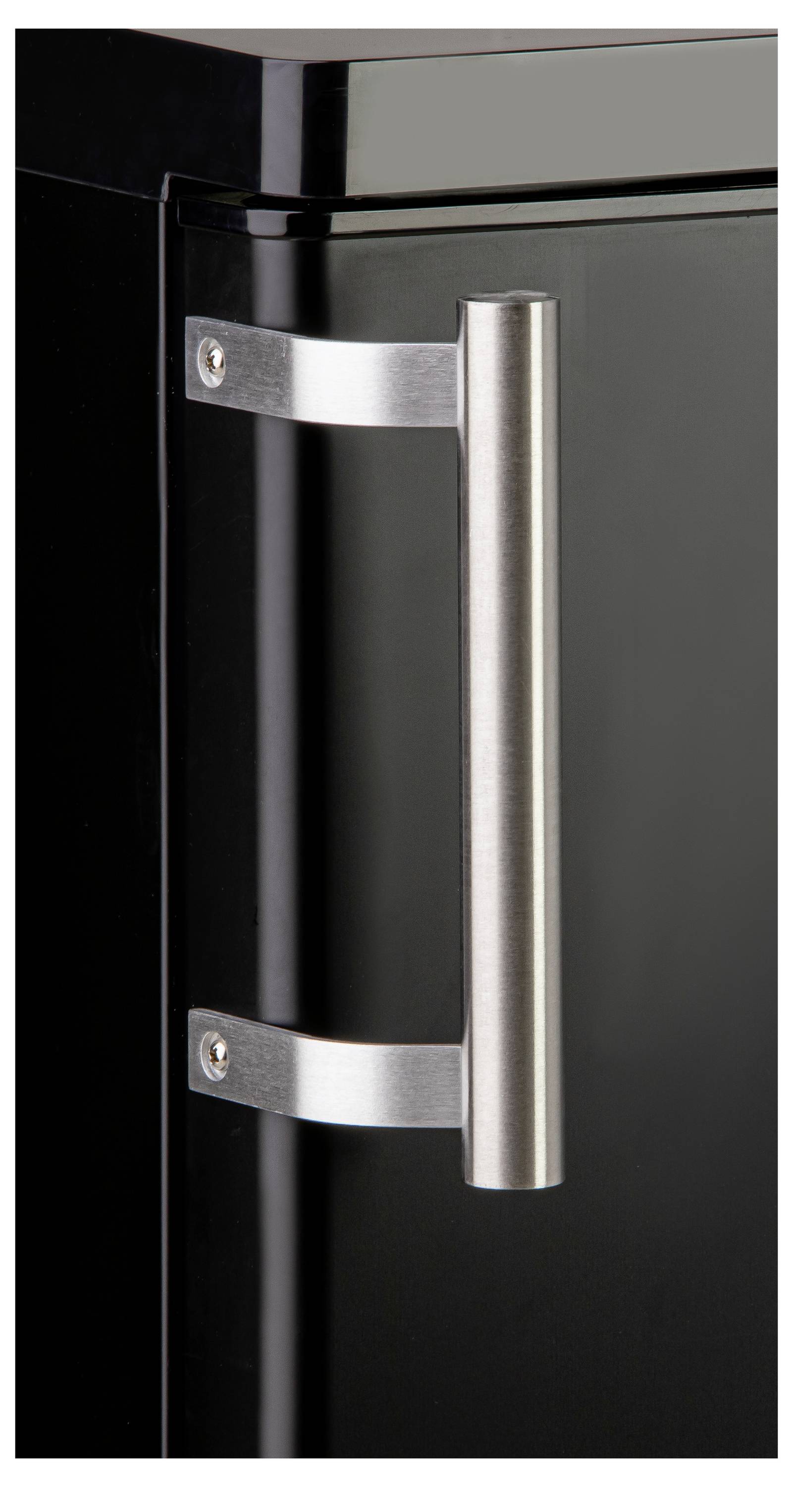 Zwarte koelkast met zilveren roestvrij stalen handgreep.