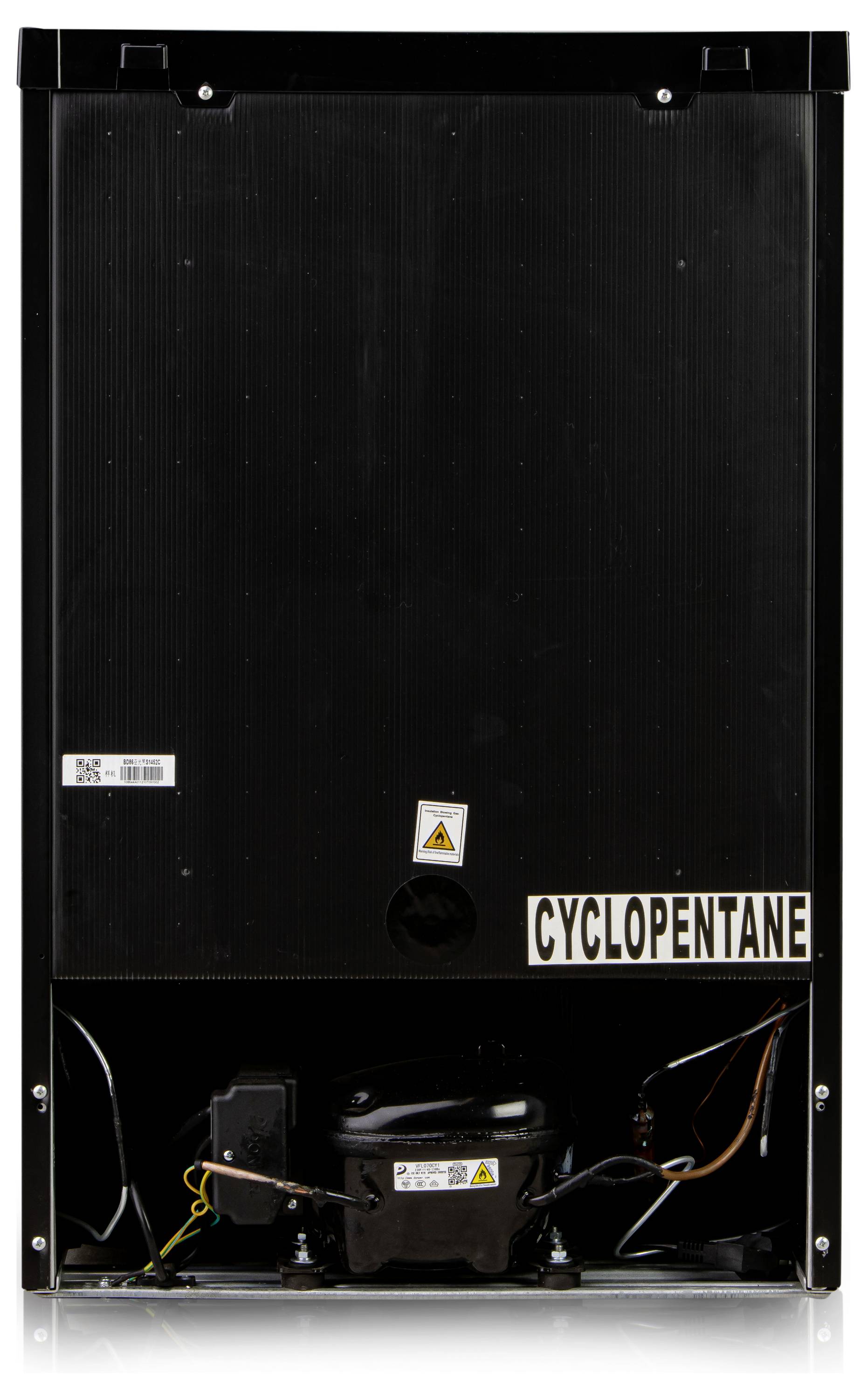 Achterkant van een koelkast, zichtbare compressor in het onderste gedeelte. Etiket met de opdruk 'Cyclopentaan' aangebracht.