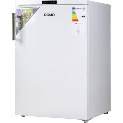 Een witte koelkast met energiezuinigheidslabel. Op de deur zijn reclamestickers aangebracht. Merk 'DOMO', verbruikt 73 kWh/jaar.