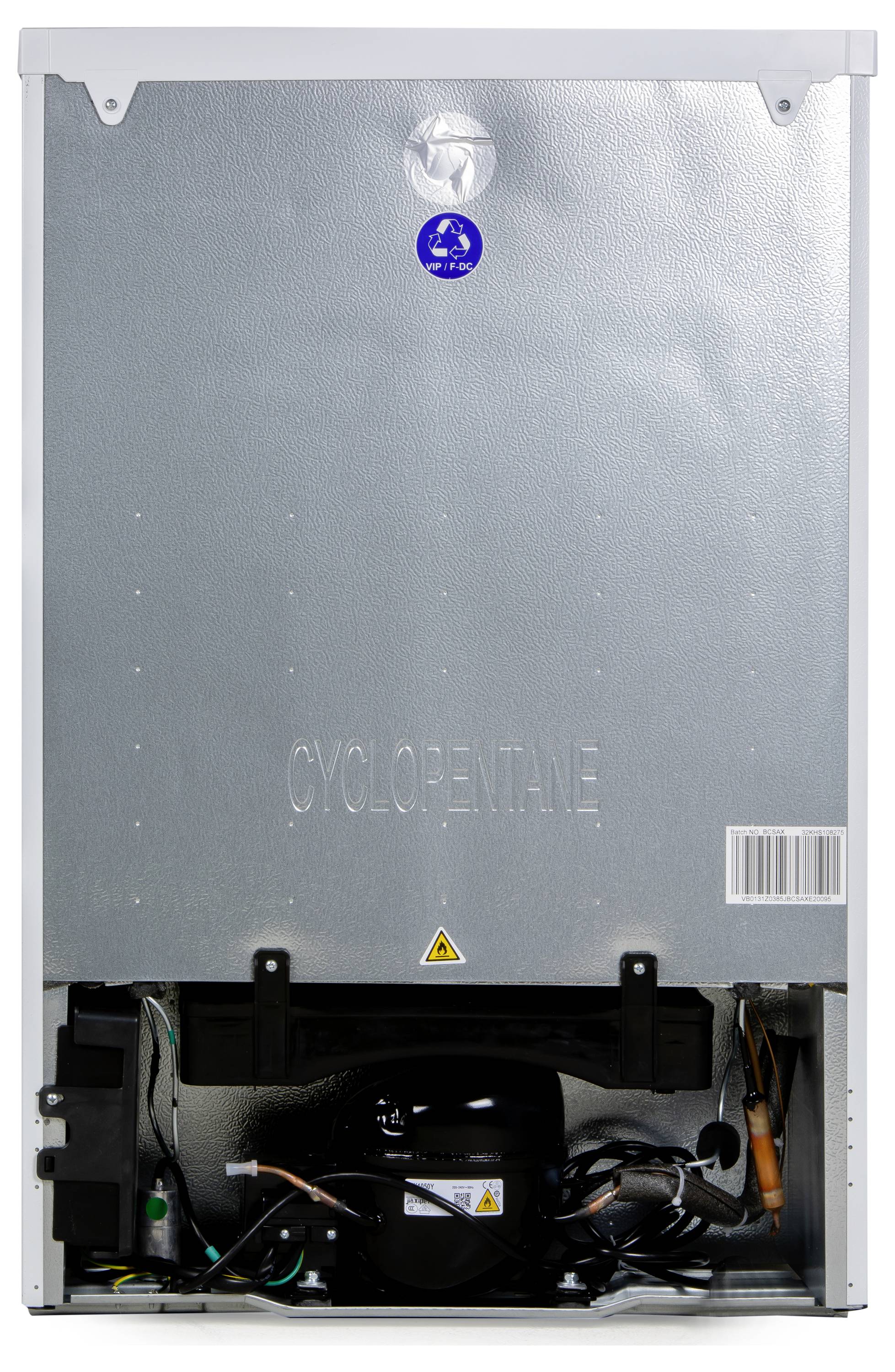 De achterkant van een koelkast met het opschrift 'CYCLOPENTAAN', zichtbare compressor en elektronische bedrading, zilverkleurig metalen oppervlak.