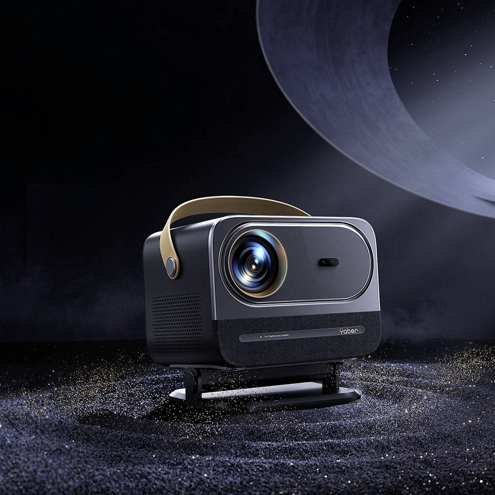 Een moderne, draagbare projector op een standaard projecteert een helder licht. Hij heeft afgeronde randen en lichte accenten.