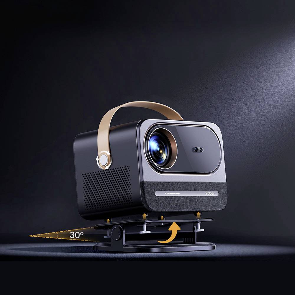 Een zwarte projector met een lederen handgreep op een draaibare standaard, licht schuin omhoog gericht, verlicht in een donkere ruimte.