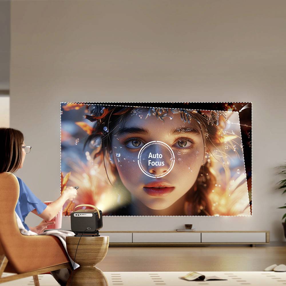 Een persoon zit op een bank en bekijkt een groot beeld van een gezicht op een scherm aan de muur.