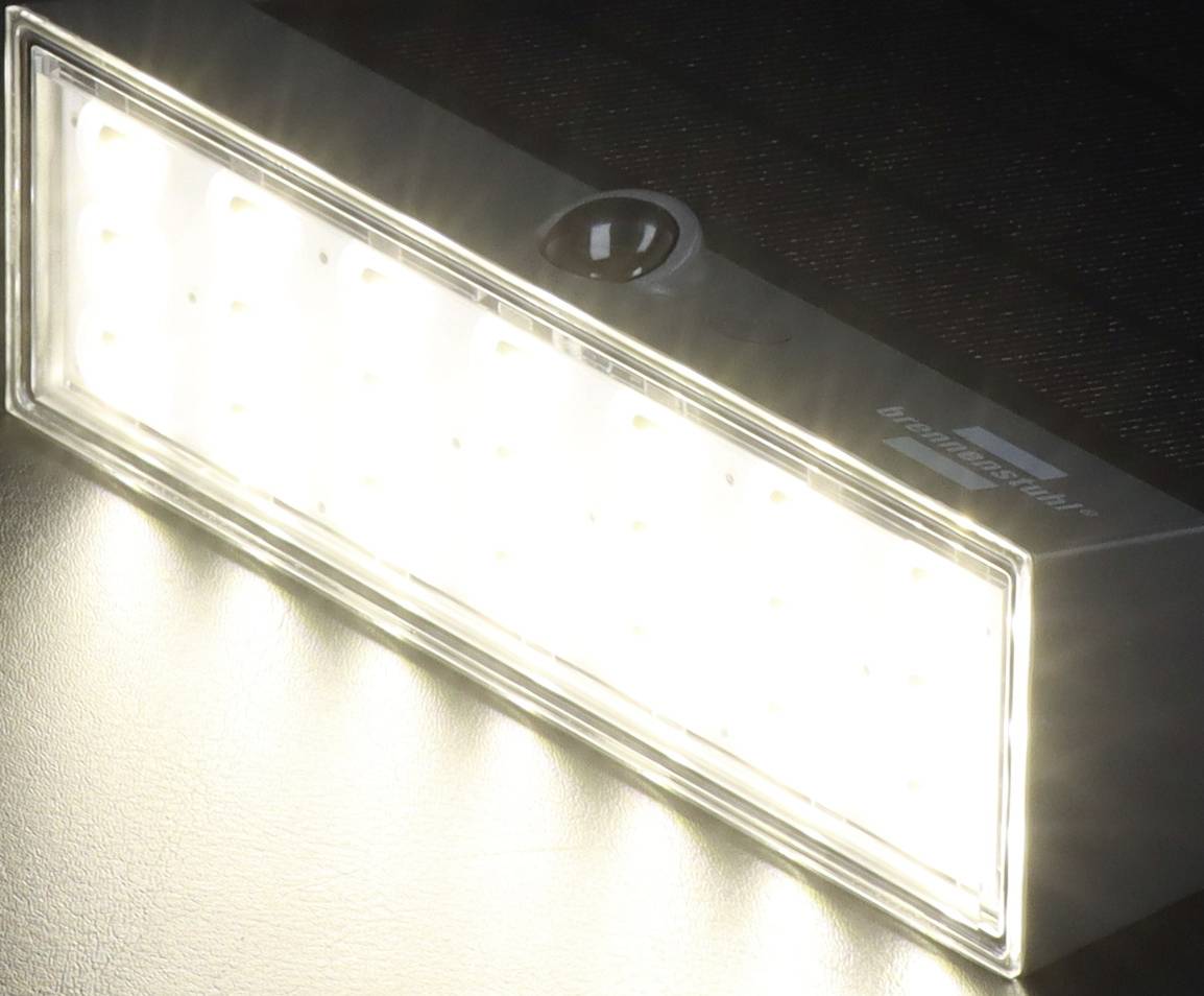 Een lichtgevende rechthoekige LED-lamp op een zwarte achtergrond die fel wit licht uitstraalt.