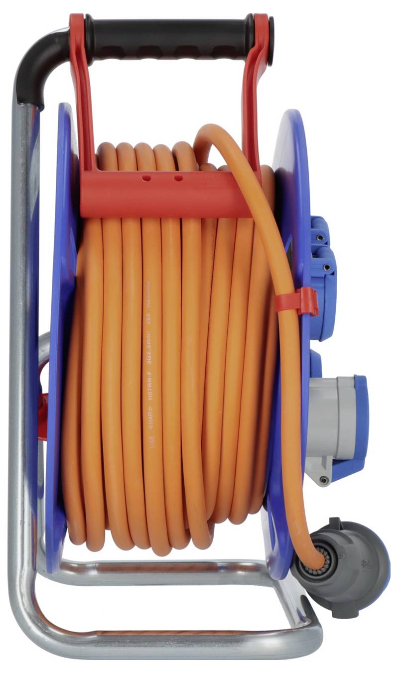 Oranje kabelharnas met handgreep en stekkerdoos, gemonteerd op een metalen frame.