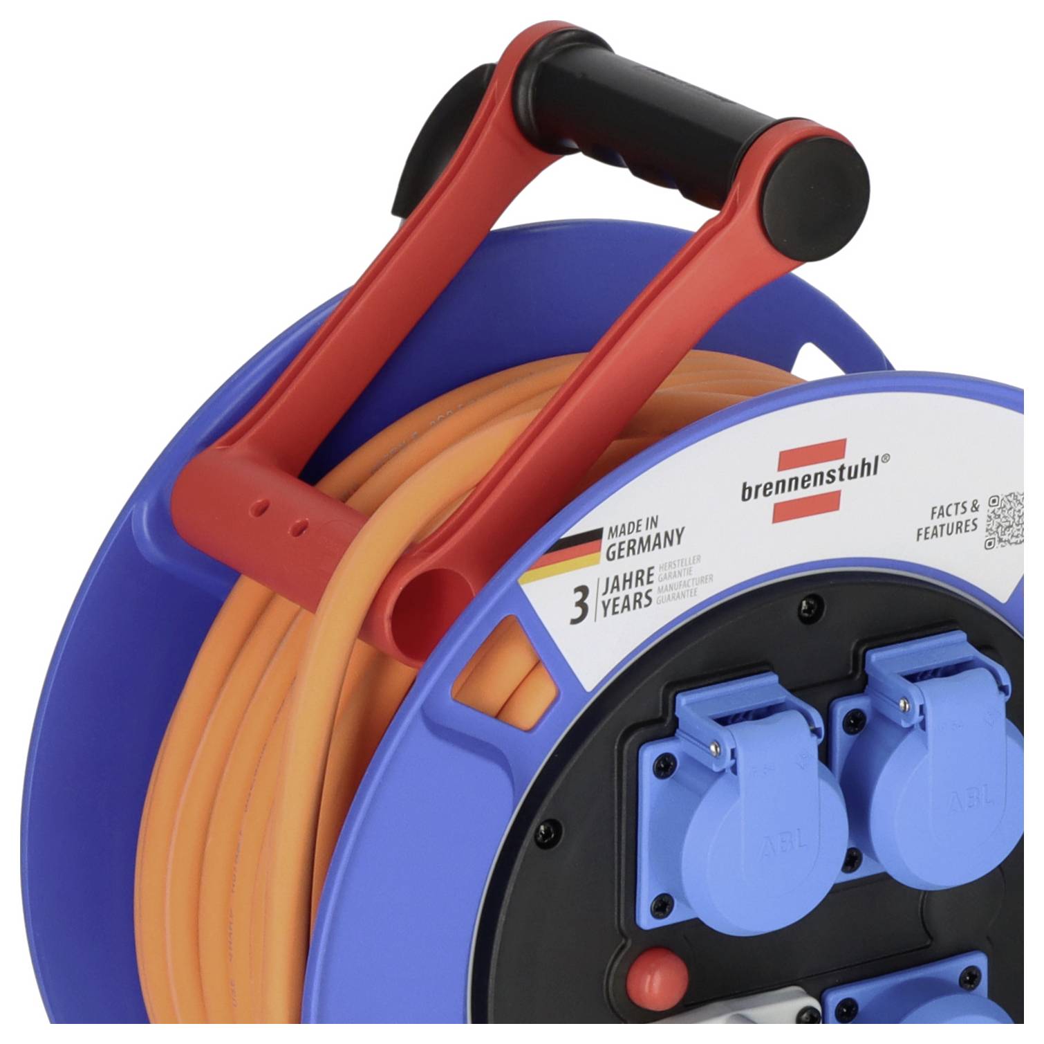 Grote blauwe kabelhaspel met oranje kabel. Aan de zijkant staat: 'Made in Germany', meerdere stopcontacten en een handgreep.