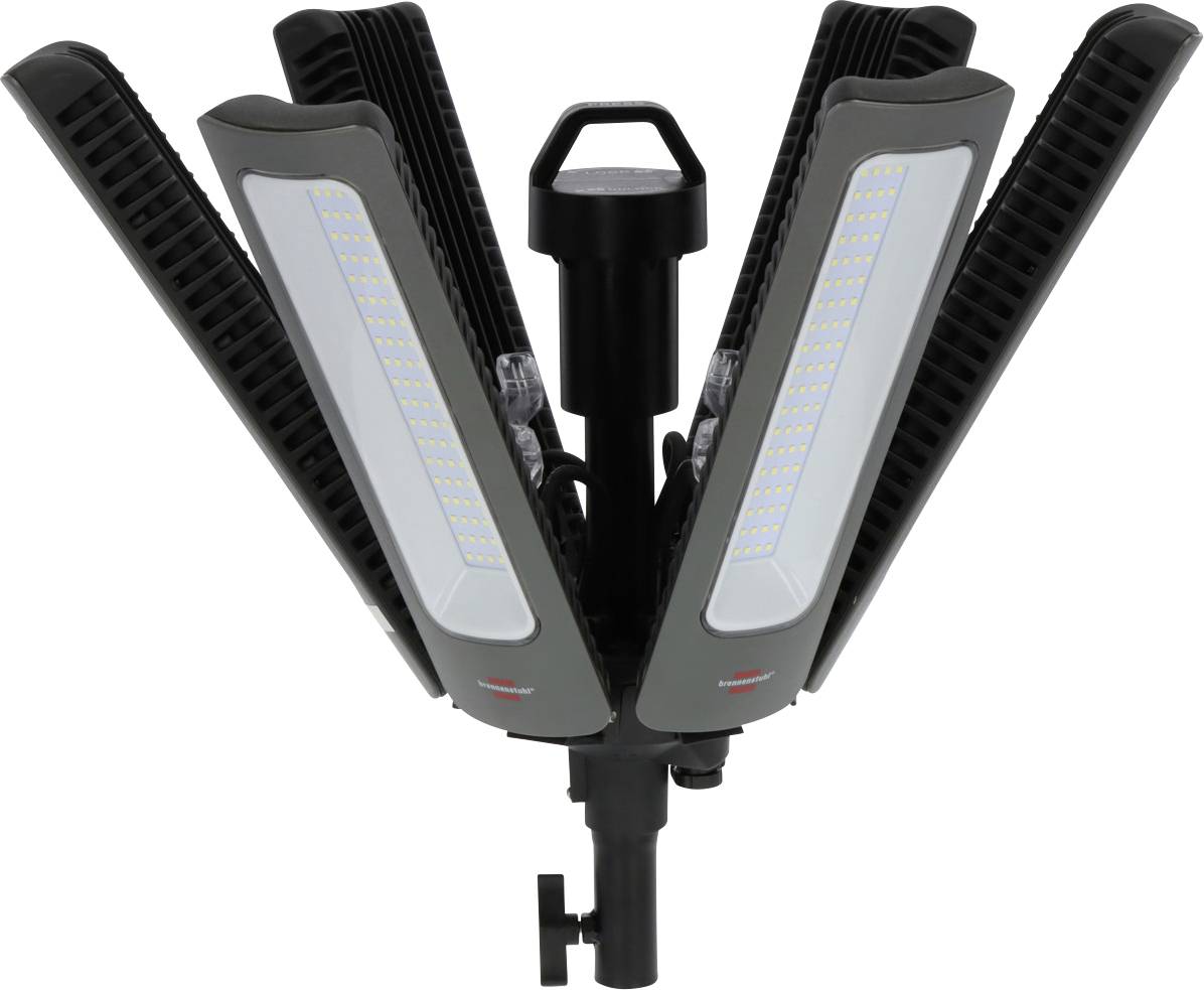 Zwart LED-werklicht met meerdere panelen en vier verstelbare armen gemonteerd op een paal tegen een witte achtergrond