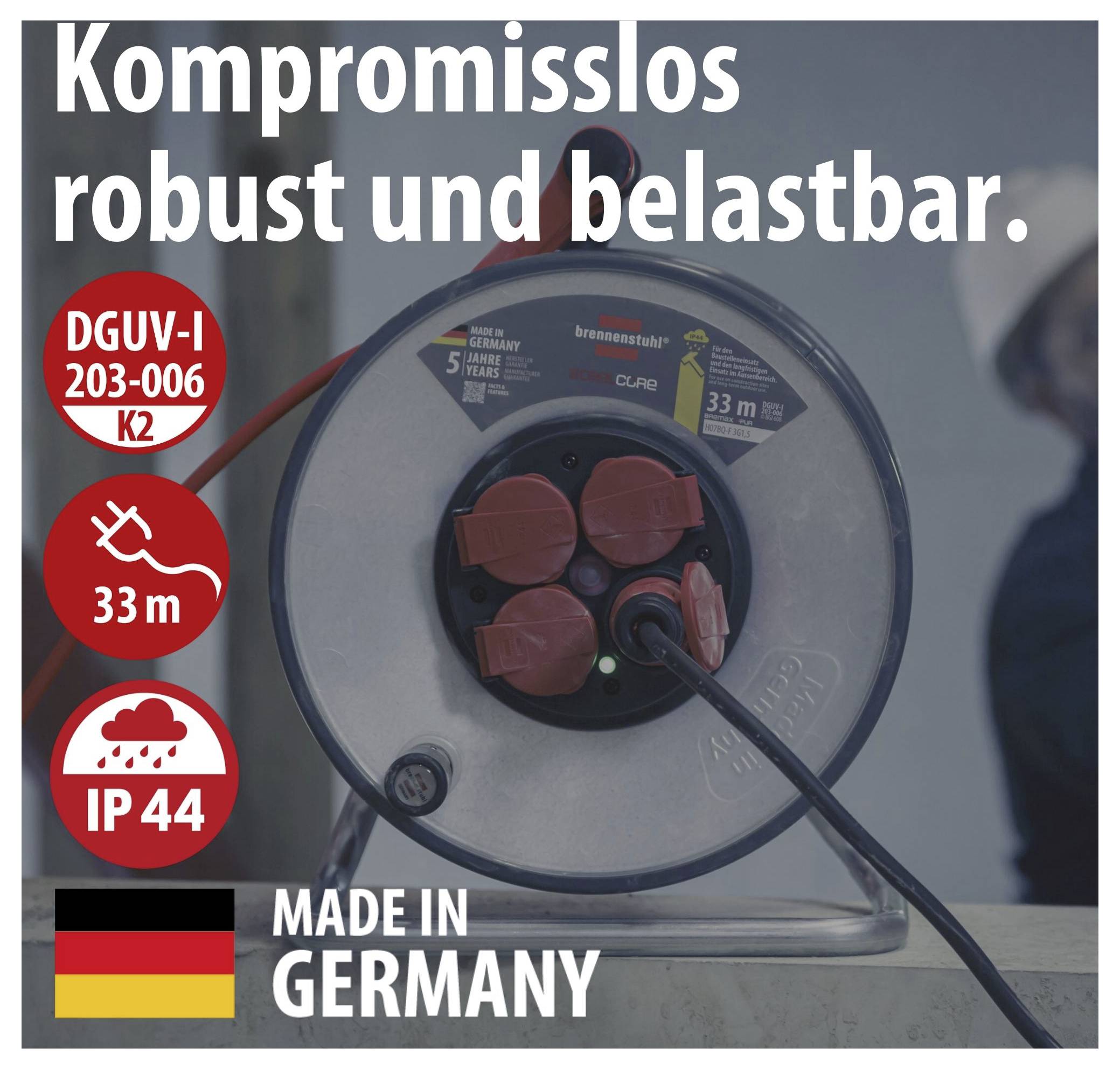 Advertentieafbeelding van een robuuste kabeloproller met slogan 'Onverzettelijk robuust en belastbaar.', Kenmerk DGUV-I 203-006 K2, 33 m, IP44, Made in Germany.