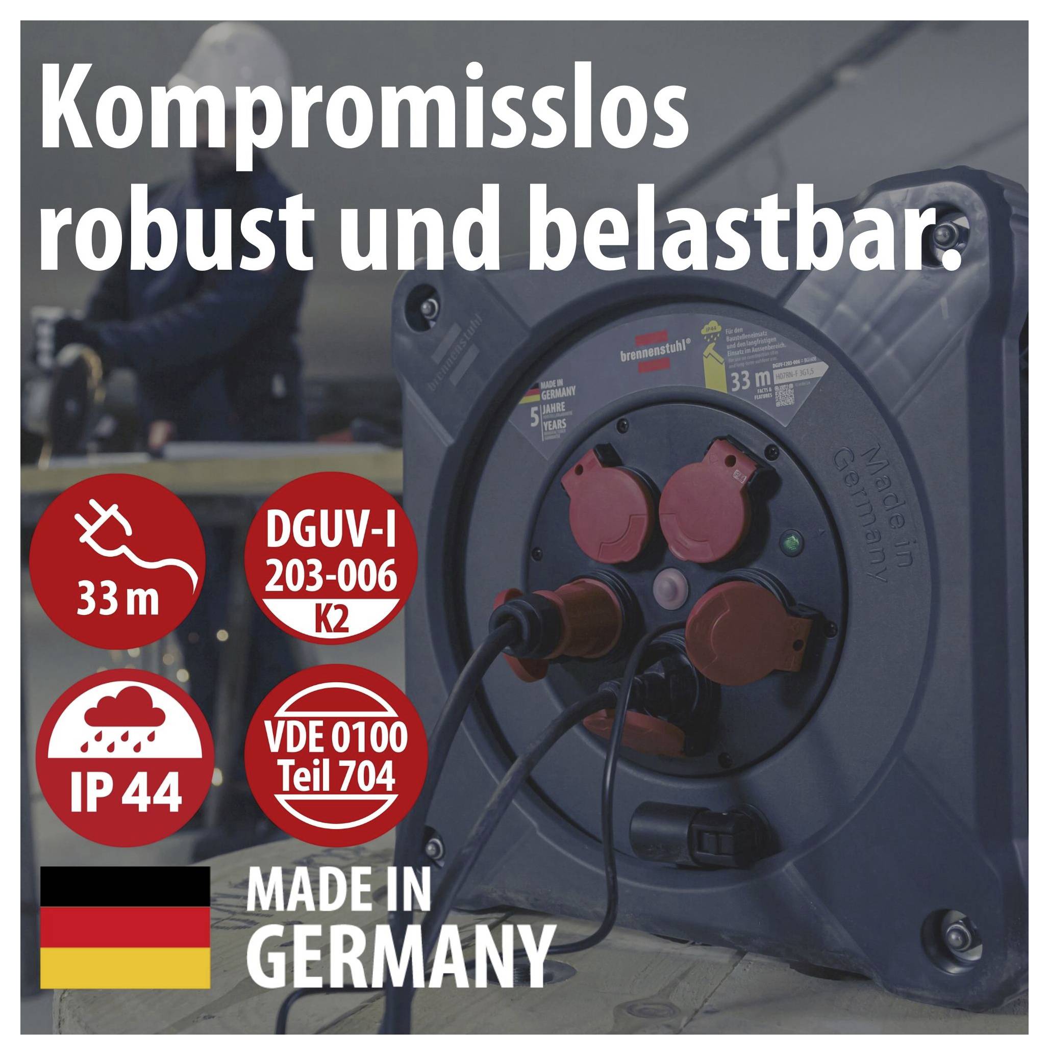 Robuuste blauwe kabelschijf met stopcontacten; Tekst: 'Onverzettend robuust en belastbaar', '33 m', 'IP 44', 'DGUV-I 203-006 K2', 'VDE 0100 deel 704', 'Gemaakt in Duitsland'