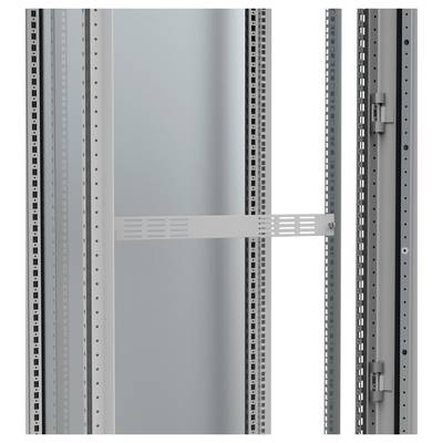 Metalen frame van een serverrek, zonder apparatuur; toont verticale en horizontale steunen met ventilatiesleuven.