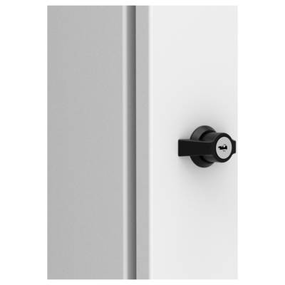 Een witte deur met een zwarte metalen deurknop waarop een slot met een sleutelgat te zien is.