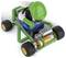 Een figuur zit in een groene kart met grote zwarte banden en een motor achterin. Hij draagt een groene helm en rijdt.
