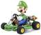 Een speelfiguur in een groene racekart met groene kleding en hoed. De kart heeft een "L" op de voorkant en zwarte banden.