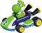 Een groene, cartoonachtige draak rijdt in een kleurrijk go-kart. Het voertuig heeft grote uitlaatpijpen en gele banden.