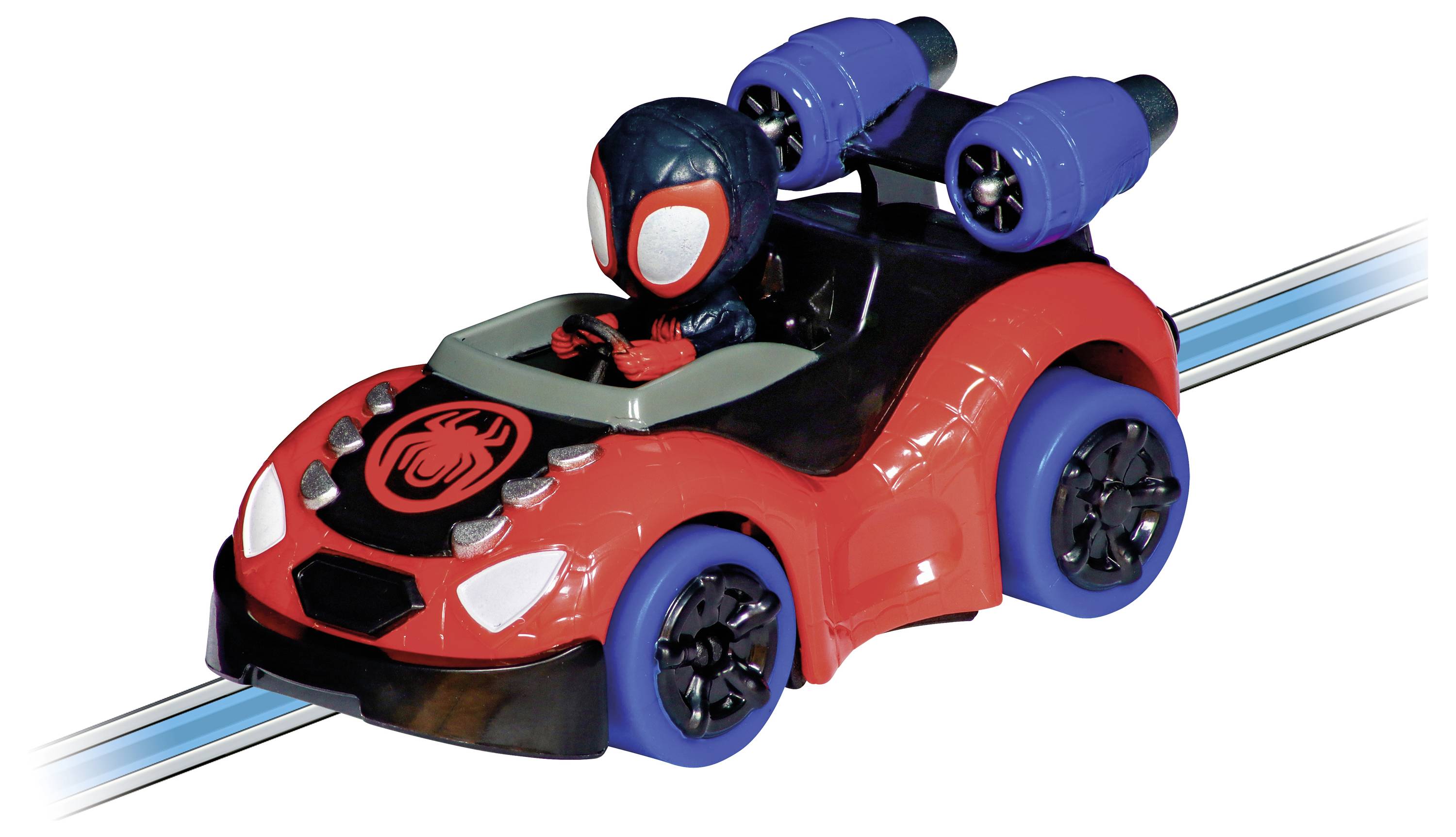 Speelgoedauto met Spider-Man-thema. De auto is rood-zwart met blauwe wielen. Een cartoonpop zit achter het stuur.