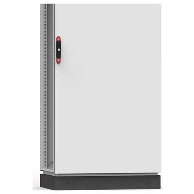 Een grijze metalen kast met een rode handgreep, gesloten, staand op een zwarte sokkel. De deuren zijn niet transparant.
