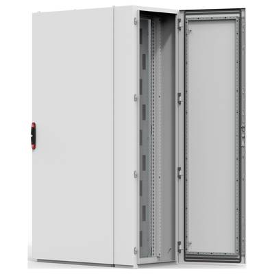 Een open server- of schakelkast met zichtbare montageplaatsen en deuren die naar rechts zijn opengezwenkt.