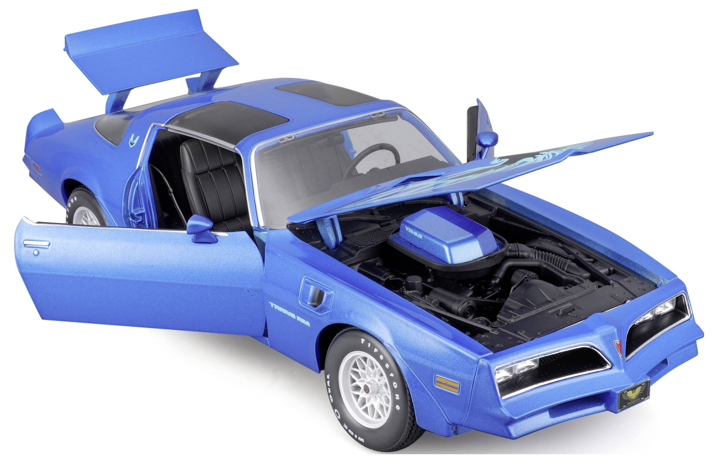Blauwe auto met geopende deuren en motorkap, toont motor en details van het interieur. Modelauto op neutrale achtergrond.